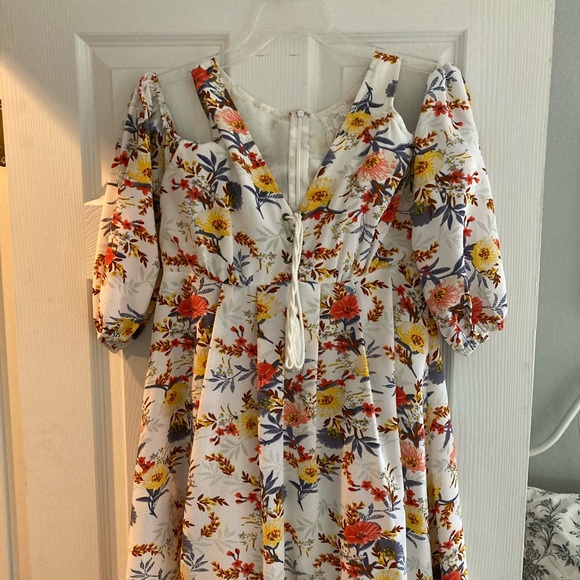 Sadie & Sage Dresses & Skirts - Beautiful Cold Shoulder Dress